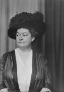 Urchs, Ernst, Mrs., portrait photograph, 1913. Creator: Arnold Genthe