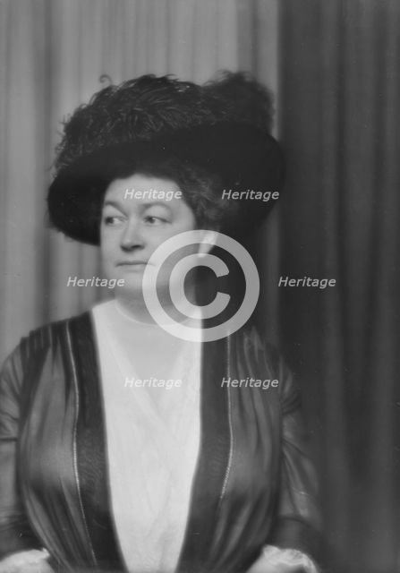 Urchs, Ernst, Mrs., portrait photograph, 1913. Creator: Arnold Genthe.