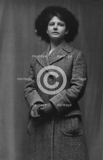 Urchs, Outonita, Miss, portrait photograph, 1913. Creator: Arnold Genthe.