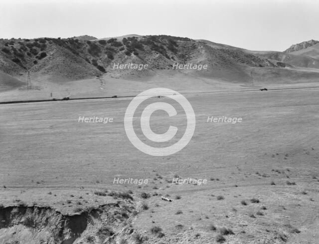 U.S. 99 on ridge over Tehachapi Mountains, 1939. Creator: Dorothea Lange.