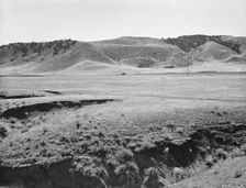 U.S. 99, on ridge over Tehachapi Mountains, 1939. Creator: Dorothea Lange