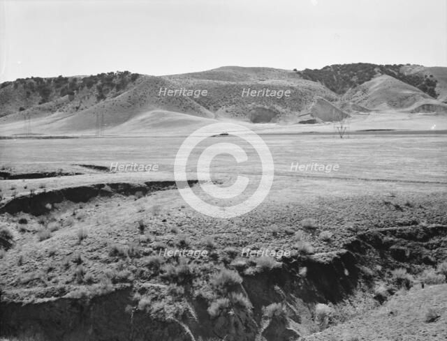 U.S. 99, on ridge over Tehachapi Mountains, 1939. Creator: Dorothea Lange.