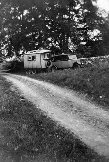 Voyageur caravan with Morris Oxford 1927. Creator: Unknown