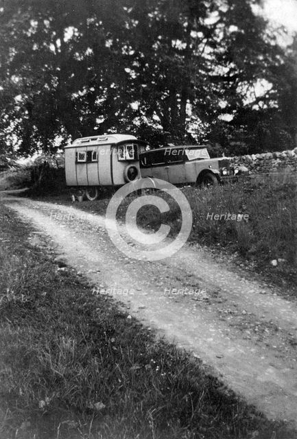Voyageur caravan with Morris Oxford 1927. Creator: Unknown.