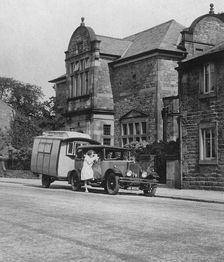 Voyageur caravan with Morris Oxford 1927. Creator: Unknown