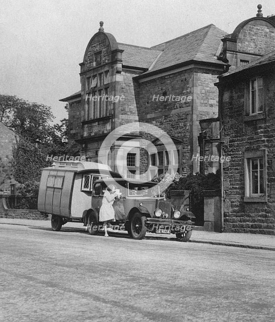 Voyageur caravan with Morris Oxford 1927. Creator: Unknown.