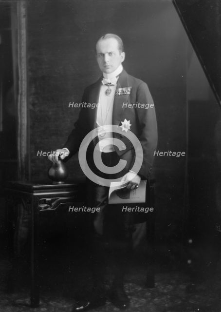 Von Holm, Fritz, Dr., portrait photograph, between 1913 and 1923. Creator: Arnold Genthe.