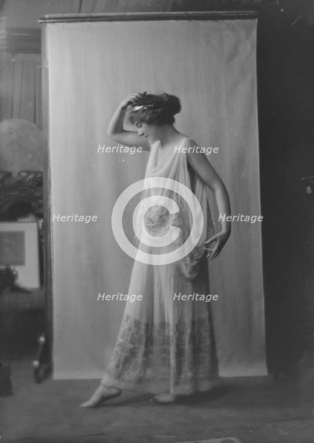Vaughan, Edith, Miss, portrait photograph, 1916 Apr. Creator: Arnold Genthe.
