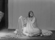 Vaughan, Edith, Miss, portrait photograph, 1916 Apr. Creator: Arnold Genthe