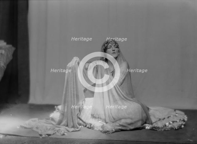 Vaughan, Edith, Miss, portrait photograph, 1916 Apr. Creator: Arnold Genthe.