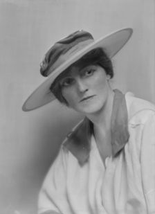 Vaughan, Edith, Miss, portrait photograph, 1916 Mar. Creator: Arnold Genthe