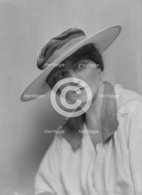 Vaughan, Edith, Miss, portrait photograph, 1916 Mar. Creator: Arnold Genthe.