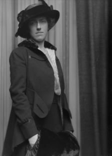 Vail, Katherine L., portrait photograph, 1913. Creator: Arnold Genthe