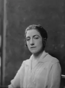 Valbel, Moore, portrait photograph, 1917 May 15. Creator: Arnold Genthe