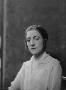 Valbel, Moore, portrait photograph, 1917 May 15. Creator: Arnold Genthe