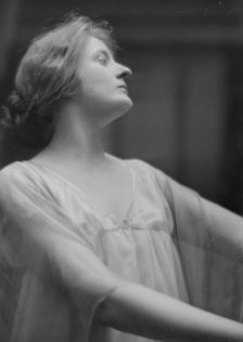 Valentine, Gwendolyn, Miss, portrait photograph, 1916. Creator: Arnold Genthe