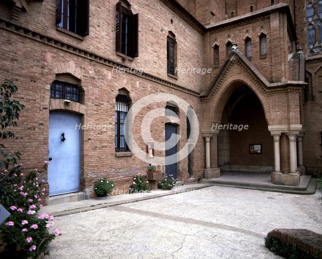 Valldonzella Convent 1913-1919, detail of the entrance door to the convent.