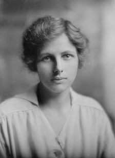 Van Vanger, E., Miss, portrait photograph, 1916 May 8. Creator: Arnold Genthe