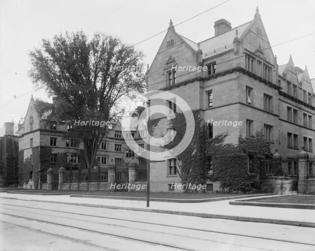Vanderbilt Hall, Yale College, Conn., between 1895 and 1910. Creator: Unknown.