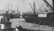 'Vapeurs bloques dans la glace a Arkhangelsk. 1916. Creator: Unknown