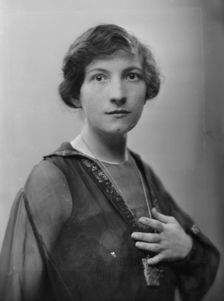 Varesi, Gilda, Miss, portrait photograph, between 1915 and 1920. Creator: Arnold Genthe