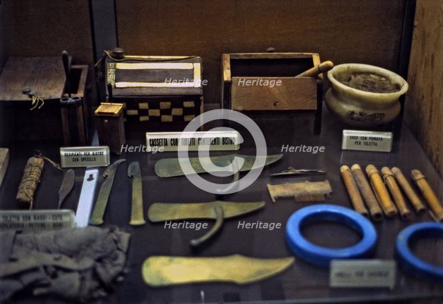 Various toilet items from the tomb of Kha (Deir el Medina, 1400 b.C.).