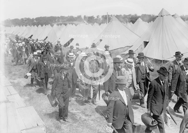 Veterans arriving - Gettysburg, 1913. Creator: Bain News Service.