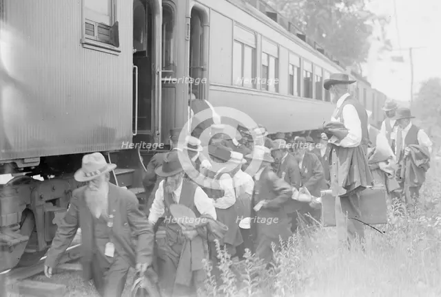 Vets. entraining - Gettysburg, 1913. Creator: Bain News Service.