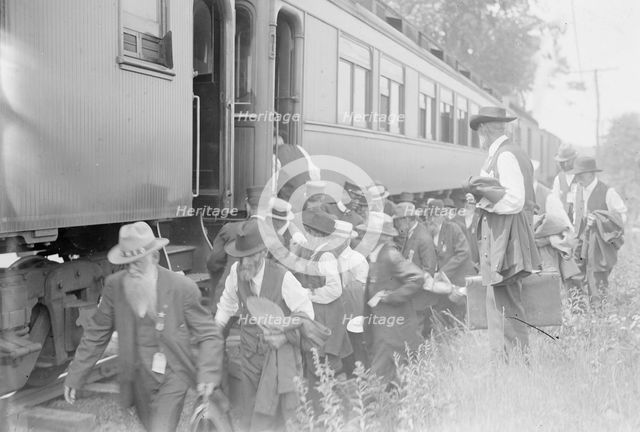 Vets. entraining - Gettysburg, 1913. Creator: Bain News Service.