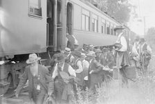 Vets. entraining - Gettysburg, 1913. Creator: Bain News Service