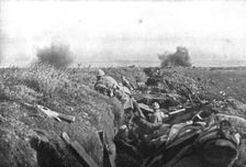 Veille D'Attaque Generale; Le 2 septembre 1916, nos hommes observent le martelage..., 1916 (1924) Creator: Unknown