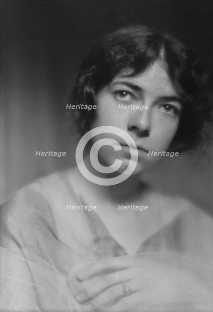 Velie, Marjorie, Miss, portrait photograph, 1913. Creator: Arnold Genthe.