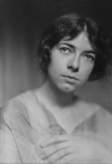 Velie, Marjorie, Miss, portrait photograph, 1913. Creator: Arnold Genthe