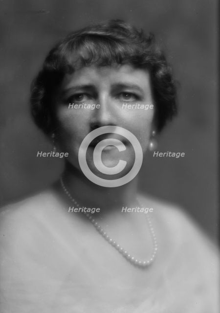 Velie, W.L., Mrs., portrait photograph, 1913. Creator: Arnold Genthe.