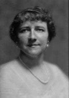 Velie, W.L., Mrs., portrait photograph, 1913. Creator: Arnold Genthe