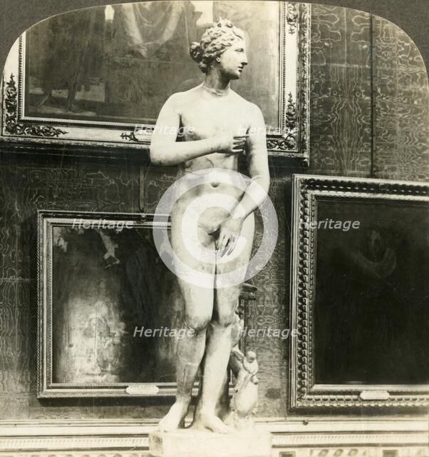 'Venus de Medici in the Uffizi Palace, Florence, Italy', c1909. Creator: Unknown.