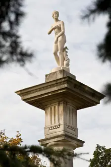 Venus de Medici statue on a Doric column, Chiswick House, Hounslow, London, c1980-c2017. Artist: Historic England Staff Photographer