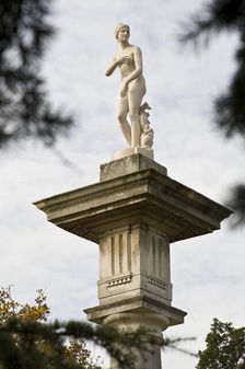 Venus de Medici statue on a Doric column, Chiswick House, Hounslow, London, c1980-c2017. Artist: Historic England Staff Photographer