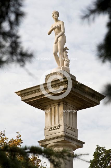 Venus de Medici statue on a Doric column, Chiswick House, Hounslow, London, c1980-c2017. Artist: Historic England Staff Photographer.