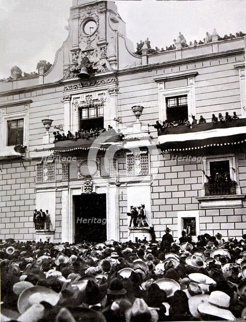 Venustiano Carranza (1859-1920), Mexican politician talking to the people from the National Palac…