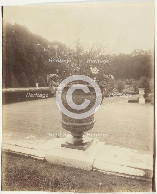 Versailles, Vase par Ballin, 1902. Creator: Eugene Atget.