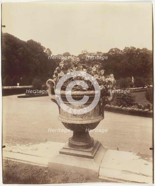 Versailles, Vase par Ballin, 1902. Creator: Eugene Atget.