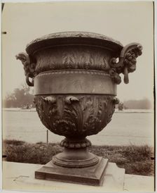 Versailles, Vase par Ballin, 1904. Creator: Eugene Atget