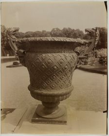Versailles, Vase par Ballin, 1905. Creator: Eugene Atget