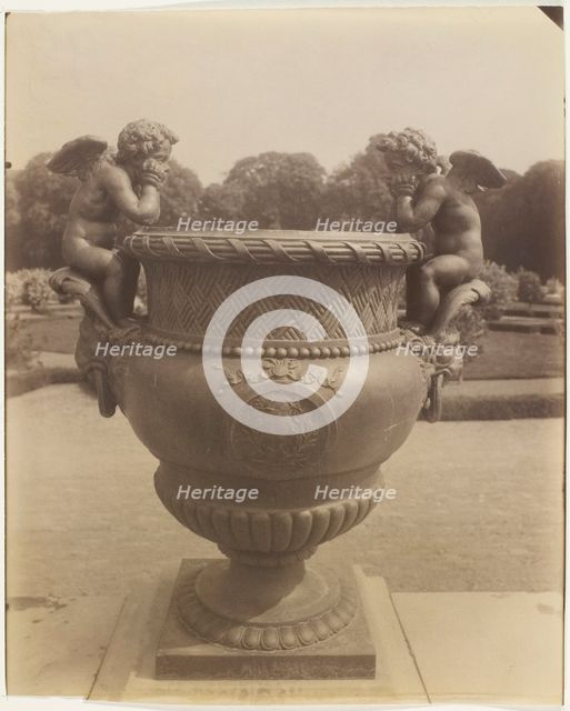 Versailles, Vase par Ballin, 1905. Creator: Eugene Atget.