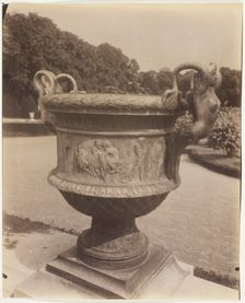 Versailles, Vase par Ballin, 1905. Creator: Eugene Atget