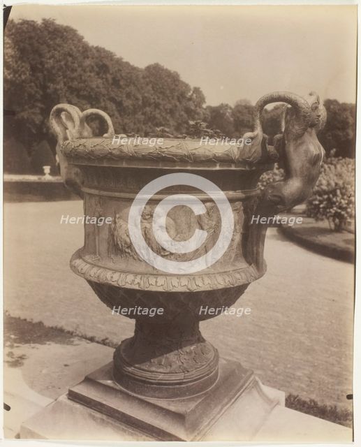 Versailles, Vase par Ballin, 1905. Creator: Eugene Atget.