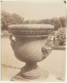 Versailles, Vase par Ballin, 1905. Creator: Eugene Atget