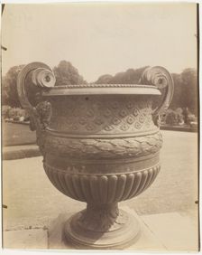 Versailles, Vase par Ballin, 1905. Creator: Eugene Atget