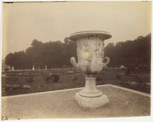 Versailles, Vase par Cornu, 1902. Creator: Eugene Atget